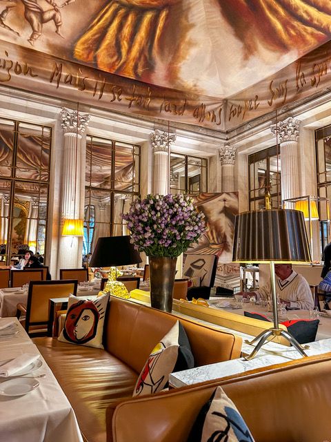 パリの５つ星ホテルで、優雅な朝食を【夢見るパリ】