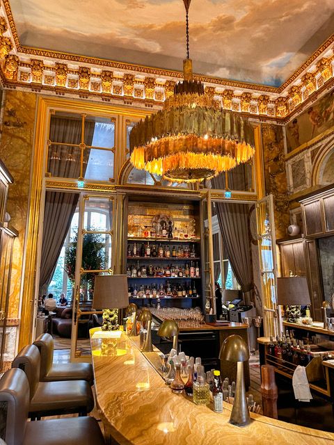 パリの５つ星ホテルで、優雅な朝食を【夢見るパリ】