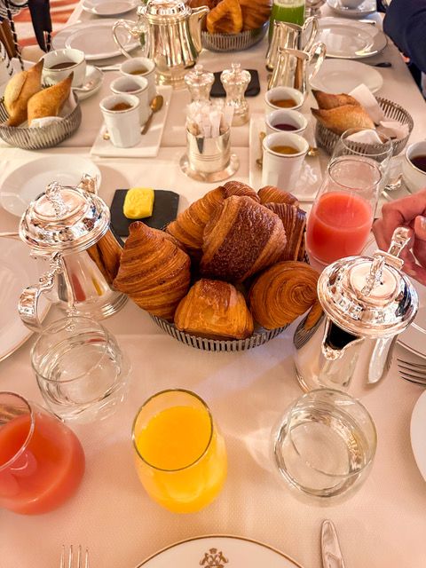 パリの５つ星ホテルで、優雅な朝食を【夢見るパリ】