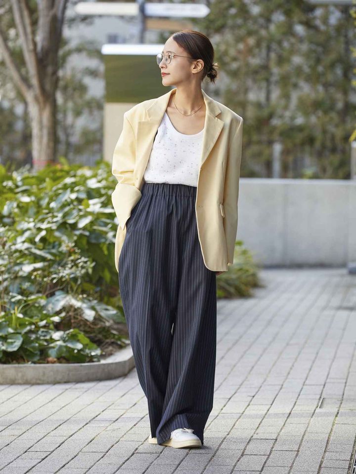 画像: ジャケット【Spick & Span】¥29,700、タンクトップ【Spick & Span】¥12,300、パンツ【Spick & Span】¥17,600、シューズ【AUTRY】¥35,200（全て税込）