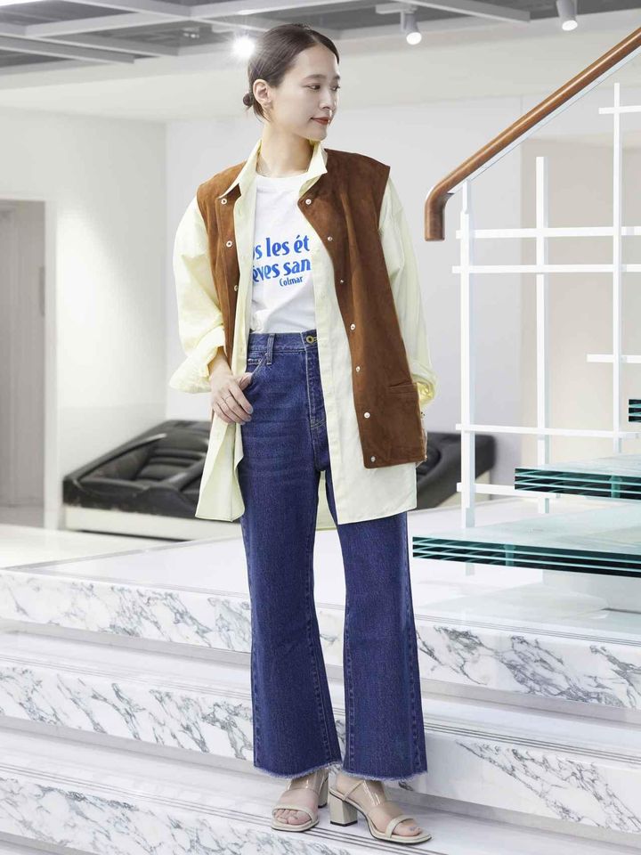 画像: ベスト【CINQUANTA（チンクワンタ）】¥139,700 、シャツ【Spick & Span】¥13,200、Tシャツ【Spick & Span】¥6,600、デニム【5 1/2（ファイブアンドハーフ）】¥15,400、シューズ【Spick & Span】¥13,200（全て税込）