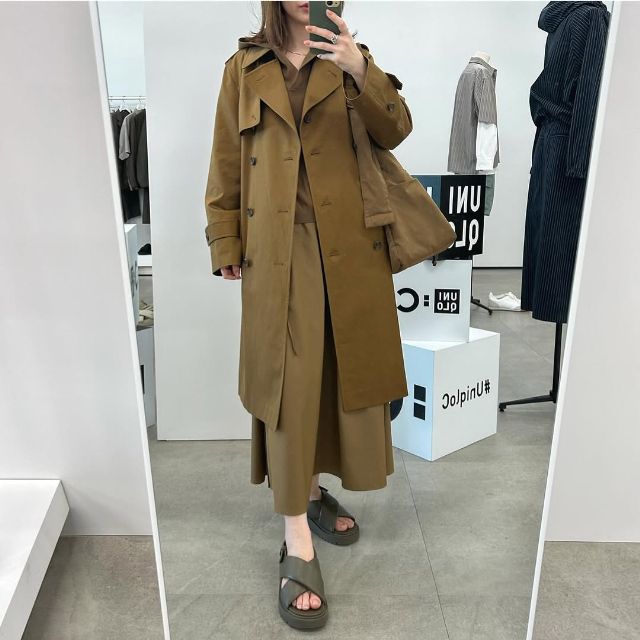 ブラウンのトレンチコートを着たコーデ