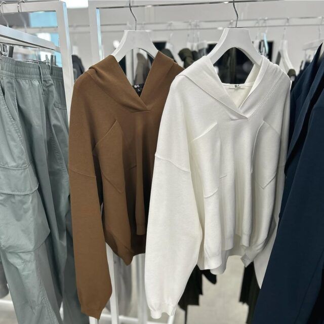 リラックスフーデッドセーターを着たコーデ