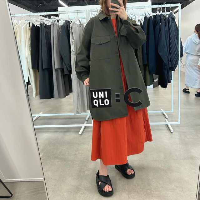 オーバーサイズシャツコートを着たコーデ