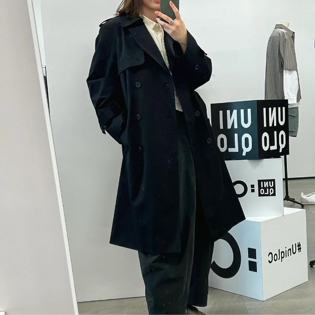 黒のトレンチコートを着たコーデ