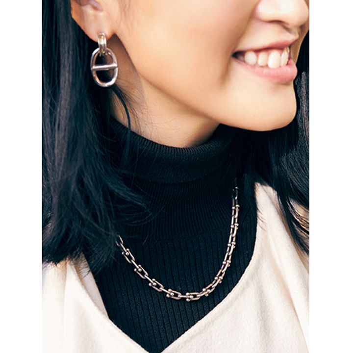 シルバーのピアスとネックレス