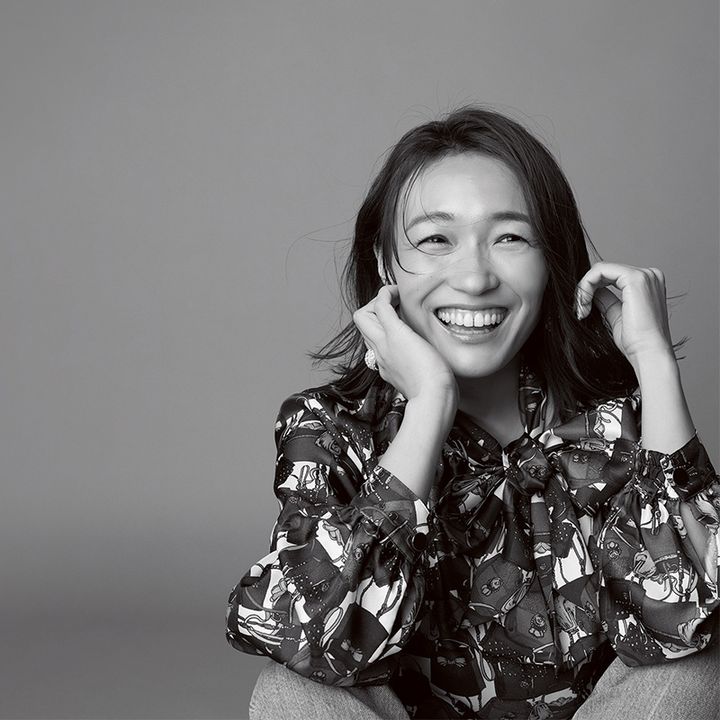 柄ブラウスとデニムコーデの株式会社kanatta代表の井口恵さん