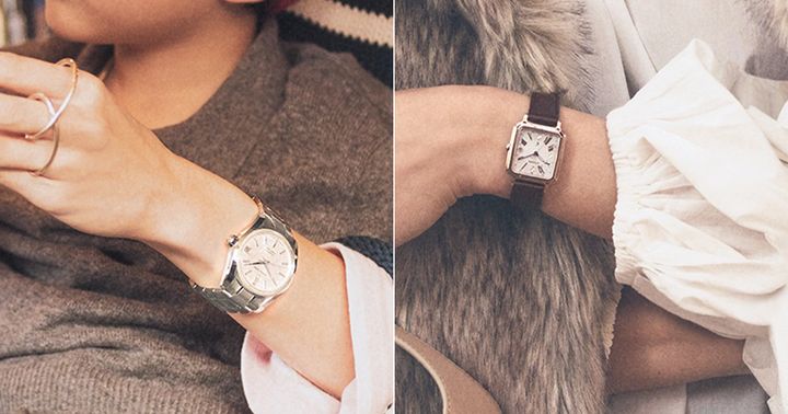 グランドセイコーのチタンの腕時計シチズンの革ベルトの腕時計がついたママの手元