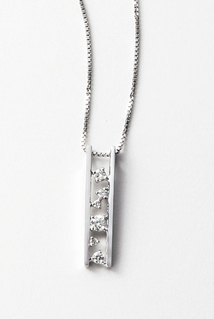 ネックレス（ダイヤモンド、Pt）￥44,000／ジュエリー ツツミ
