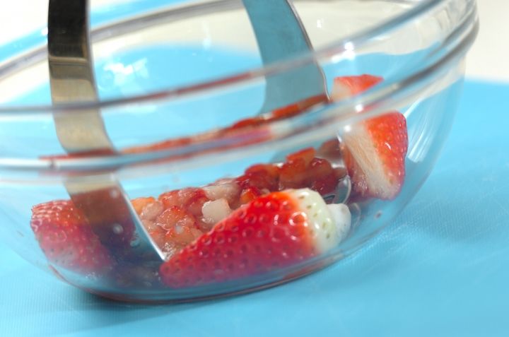 イチゴのアイスフルーツティーの下準備1