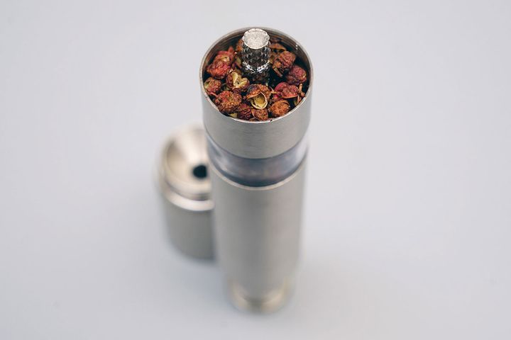 「ワンハンドスパイスミル」のキャビン部分に花椒を入れた状態です。キャビンの8割程度ということなので、写真はやや入れすぎかもしれません。