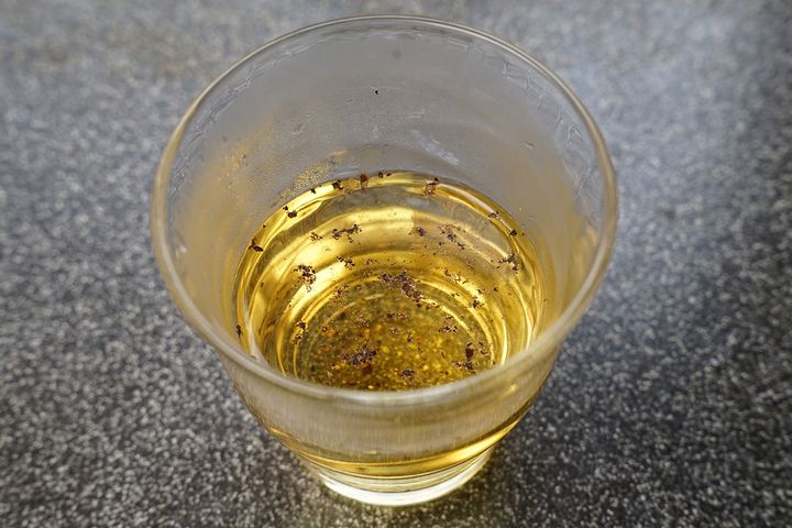 挽きたてのホール黒コショウを使ったホットウイスキー。寒い夜に飲むとアルコールとスパイスの刺激でより暖まります。