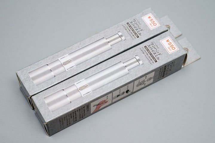 キャンドゥの「ワンハンドスパイスミル」は1つ税込み550円。2つで1100円とリーズナブルなので、筆者は2つまとめて大人買い！！