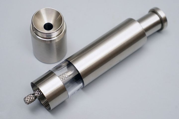 本体先端部であるヘッド部分を回すと取り外せる構造になっています。ここからミルの内部、キャビン部分にスパイスを入れます。