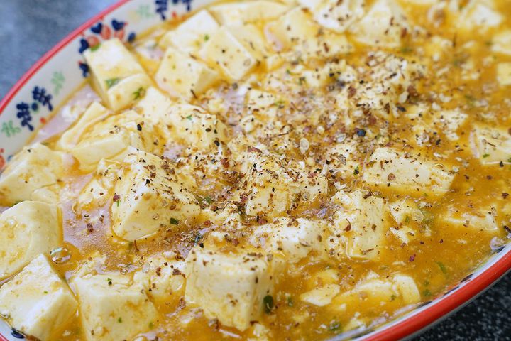 甘口の麻婆豆腐の素で作った麻婆豆腐に後から花椒をたっぷりとかけてみました。花椒だけでなくラー油などもプラスすれば満足できるレベルになりそうです。