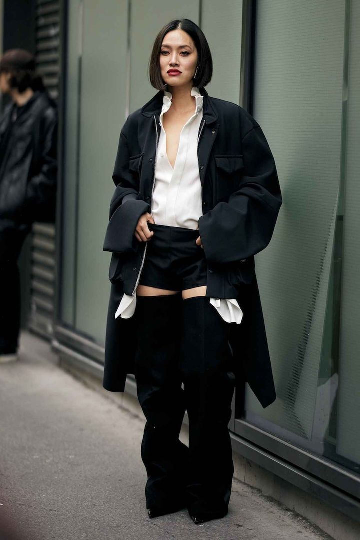 画像: ガーターパンツでモノトーンのモダンさを底上げ