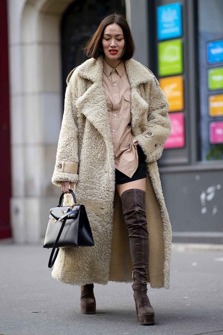 画像: 大胆なミニボトムで重くさせない