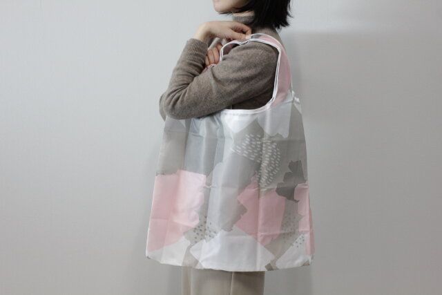 肩に掛けられるショッピングバッグ（B） サイズ感