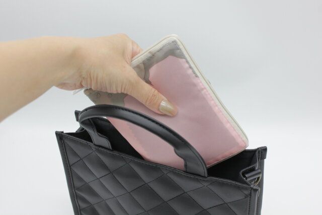 肩に掛けられるショッピングバッグ（B） スリム