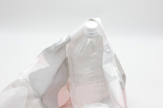 肩に掛けられるショッピングバッグ（B） ペットボトル