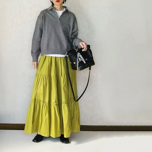 スムースコットンポロセーターを着たコーデ