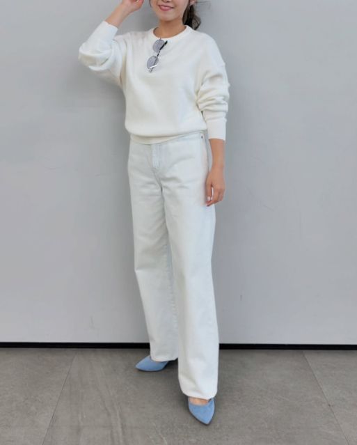 スムースコットンリラックスセーターを着たコーデ