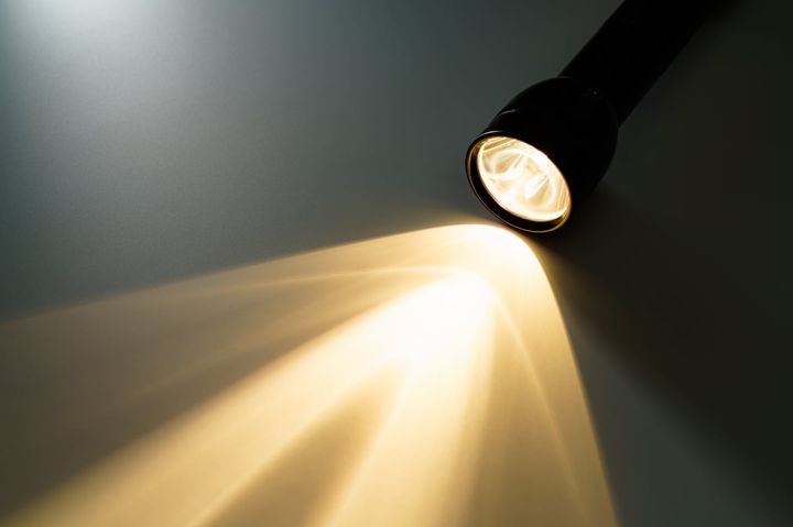 懐中電灯を使って簡易ランタンを作るには？