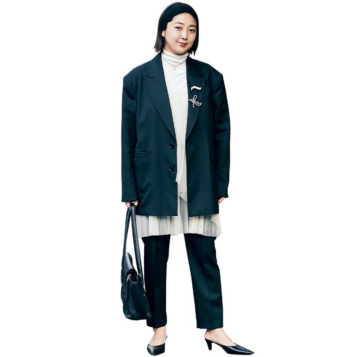 白タートルにシアートップスを重ねてジャケットとパンツを合わせた幼稚園ママの卒園式コーデ