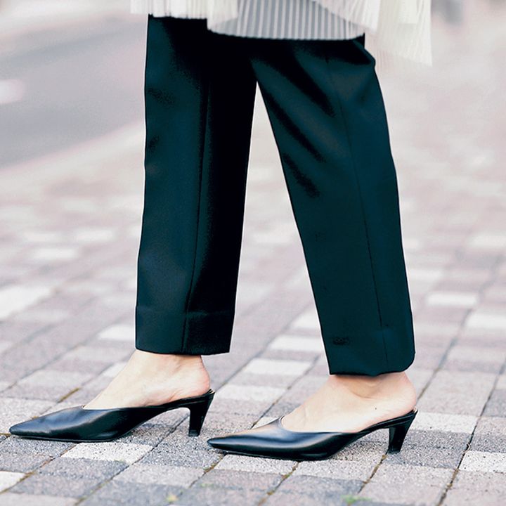 スティックパンツに黒のミュールを合わせた足元