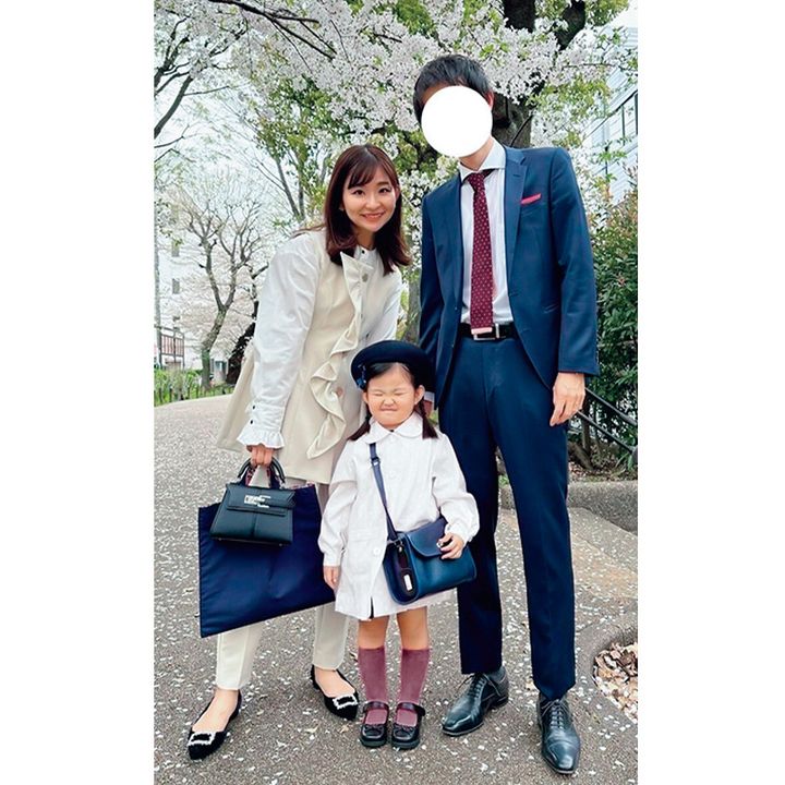 HYEONのオフ白のジレのセットアップに白ブラウスを合わせた入園式コーデ