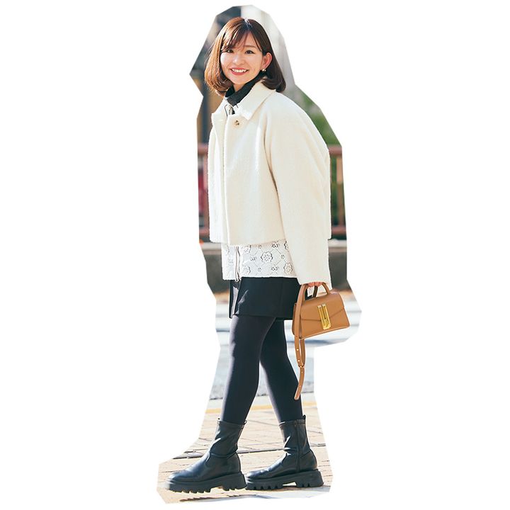 白のモコモコショート丈アウターにミニスカートと黒ブーツとキャメルのミニバッグを持った読者ママ