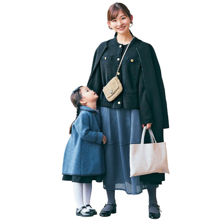 ネイビーのカーデとブルーのスカートを着たママとブルーのコートを着た娘さんのリンクコーデ