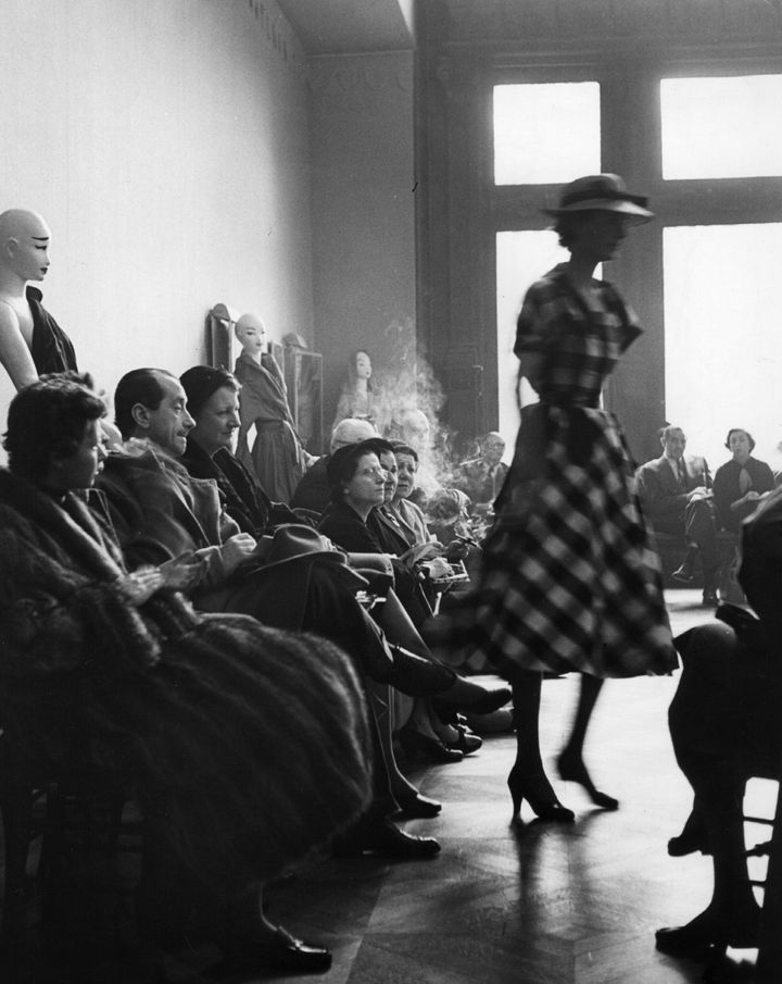 1952年、ユベール・ド・ジバンシィの最初のショーは、アルフレッド・ド・ヴィニー通りにある邸宅で開催された。