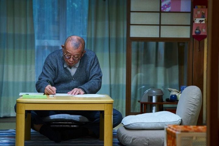 映画35年目のラブレターより手紙を書く主人公