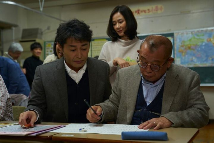 映画35年目のラブレターより文字の読み書きを習う西畑保と教える教師、見守る妻