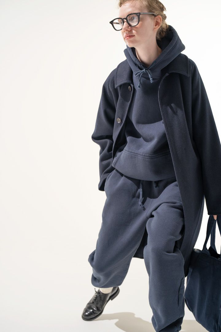 ベージュ、グレイ、ネイビーのベーシックカラーを重ねたりグラデーションするテクニック6選