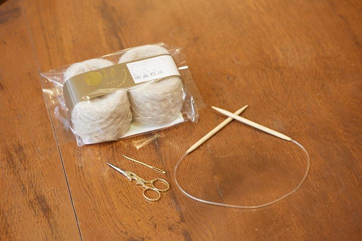「空気を編むアルパカスヌードⅡ編み物キット」2400円。輪針、綴じ針、ハサミも用意しよう
