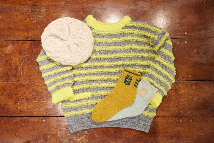 「fortunaフォルトゥーナ（ベレー帽）編み物キット」3800円、「Ｔセーター No.3『BORDER POCKET ボーダーポケット』編み物キット」1万2000円、「リバティ（ソックス）編み物キット」2500円