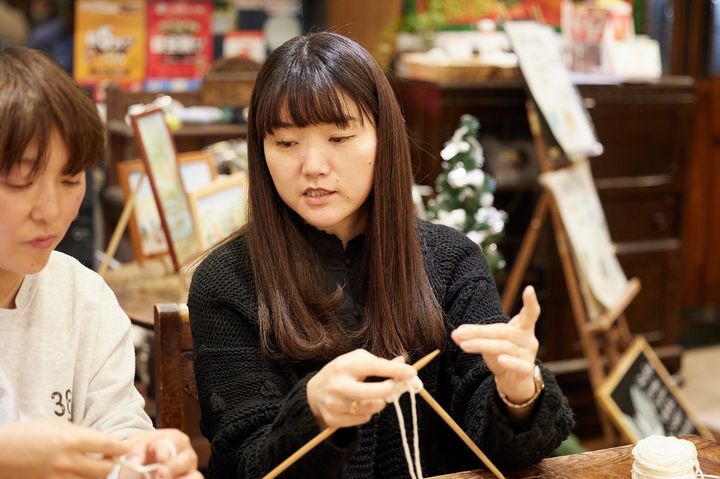 棒針や毛糸の持ち方、指の使い方など、細かく教えてくれる