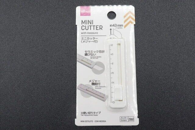 ダイソー ミニカッター （メジャー付き） パッケージ