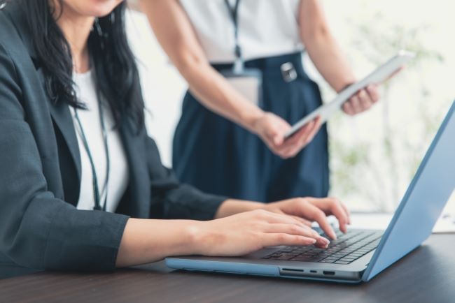 パソコンを操作する女性