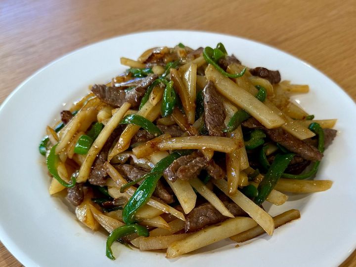 完成したジャガイモ入りのチンジャオロース（JA全農広報部の公式Xアカウントより）