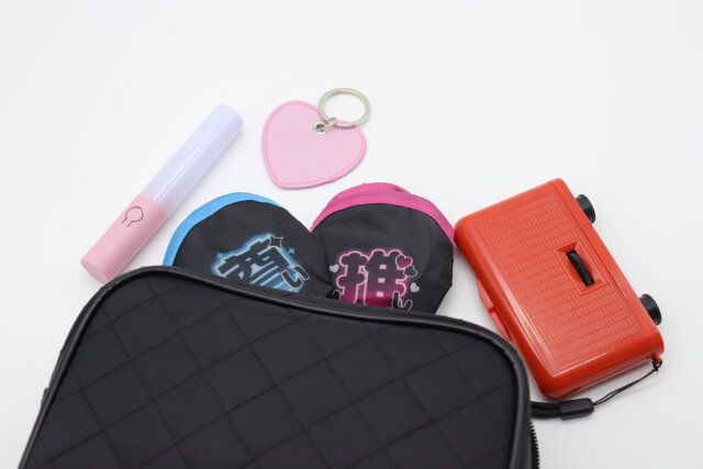 ダイソー 折りたたみうちわ（尊い） 折りたたみうちわ（推し） 持ち運び