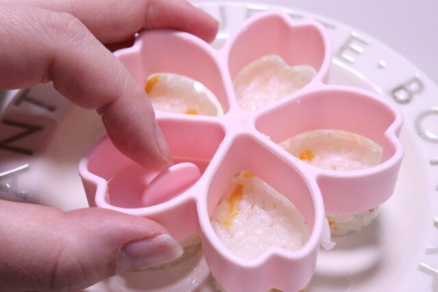 寿司メーカー桜の花 型を抜く