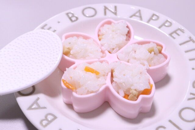 寿司メーカー桜の花 ご飯を詰める