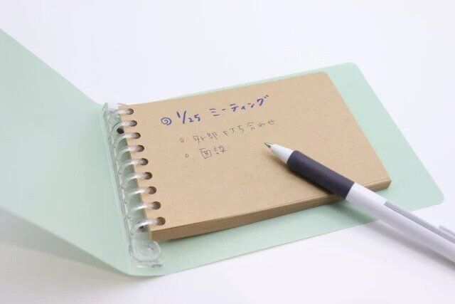 ダイソーのデザインが良いコンパクトルーズリーフ（クラフト、50枚）、コンパクト カラーバインダー くすみカラー
