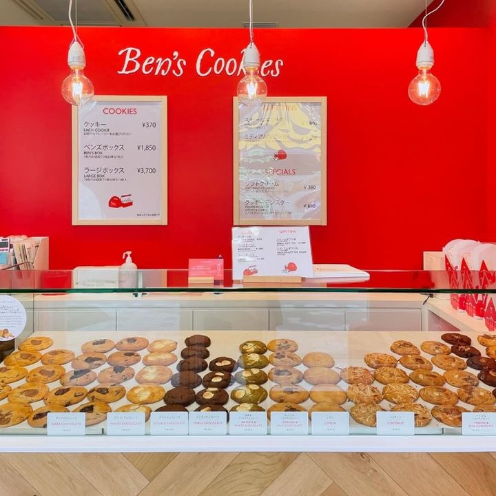 Ben's Cookiesのクッキー 商品が並ぶショーウィンドウ
