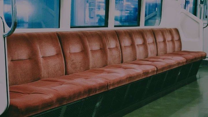 ロングシートの真ん中に座っていた男性が...（画像はイメージ）