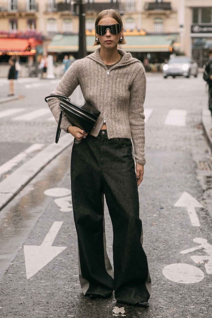 画像: プレーンなワイドデニムパンツでストイックに