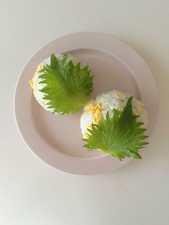 さっぱりクセになる、炒り卵大葉のパリおにぎり【渡辺友美子のパリおにぎりのレシピ vol.10 〜レシピで旅するヨーロッパ〜】